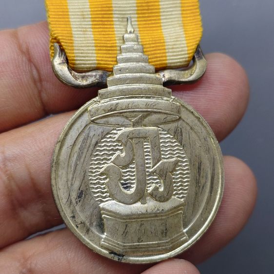 เหรียญเงินแพรแถบ ที่ระลึก บรมราชาภิเศก ภปร พ.ศ.2493 รูปที่ 3