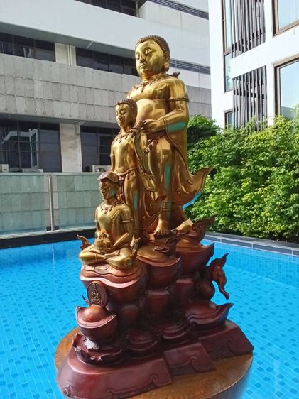 3 พระอรหันต์ประทานทรัพย์ พระสังกัจจายน์ พระสีวลี พระอุปคุต สูง 28 นิ้ว วัตถุมงคลครูบาอริยชาติ วัดแสงแก้วโพธิญาณ  ออกแบบโดย ศิลปิน สุธา แก้ววังปา สวยงดงามมาก รูปที่ 17