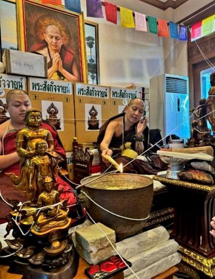 3 พระอรหันต์ประทานทรัพย์ พระสังกัจจายน์ พระสีวลี พระอุปคุต สูง 28 นิ้ว วัตถุมงคลครูบาอริยชาติ วัดแสงแก้วโพธิญาณ  ออกแบบโดย ศิลปิน สุธา แก้ววังปา สวยงดงามมาก