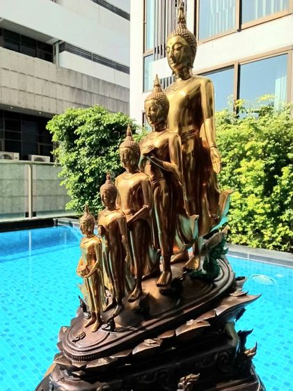 พระพุทธเจ้า 5 พระองค์ ครูบาอริยชาติ วัดแสงแก้วโพธิญาณ เชียงราย สูง 29 นิ้ว ลึก 18 นิ้ว กว้าง 16 นิ้ว ประกอบด้วยพระประจำวัน ปางเปิดโลก ปางรำพึง ปางถวายเนตร ปางอุ้มญาติ ปางอุ้มบาตร สวยงามน่าบูชา รูปที่ 2