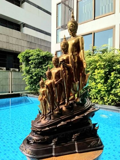 พระพุทธเจ้า 5 พระองค์ ครูบาอริยชาติ วัดแสงแก้วโพธิญาณ เชียงราย สูง 29 นิ้ว ลึก 18 นิ้ว กว้าง 16 นิ้ว ประกอบด้วยพระประจำวัน ปางเปิดโลก ปางรำพึง ปางถวายเนตร ปางอุ้มญาติ ปางอุ้มบาตร สวยงามน่าบูชา รูปที่ 16