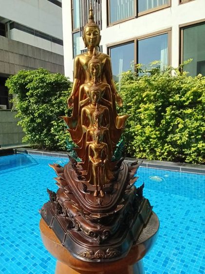 พระพุทธเจ้า 5 พระองค์ ครูบาอริยชาติ วัดแสงแก้วโพธิญาณ เชียงราย สูง 29 นิ้ว ลึก 18 นิ้ว กว้าง 16 นิ้ว ประกอบด้วยพระประจำวัน ปางเปิดโลก ปางรำพึง ปางถวายเนตร ปางอุ้มญาติ ปางอุ้มบาตร สวยงามน่าบูชา รูปที่ 5