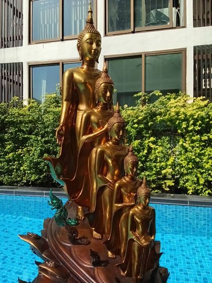 พระพุทธเจ้า 5 พระองค์ ครูบาอริยชาติ วัดแสงแก้วโพธิญาณ เชียงราย สูง 29 นิ้ว ลึก 18 นิ้ว กว้าง 16 นิ้ว ประกอบด้วยพระประจำวัน ปางเปิดโลก ปางรำพึง ปางถวายเนตร ปางอุ้มญาติ ปางอุ้มบาตร สวยงามน่าบูชา รูปที่ 11