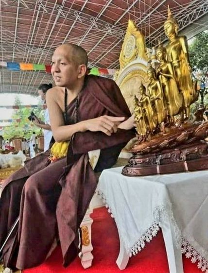 พระพุทธเจ้า 5 พระองค์ ครูบาอริยชาติ วัดแสงแก้วโพธิญาณ เชียงราย สูง 29 นิ้ว ลึก 18 นิ้ว กว้าง 16 นิ้ว ประกอบด้วยพระประจำวัน ปางเปิดโลก ปางรำพึง ปางถวายเนตร ปางอุ้มญาติ ปางอุ้มบาตร สวยงามน่าบูชา