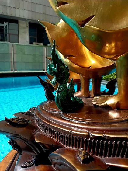 พระพุทธเจ้า 5 พระองค์ ครูบาอริยชาติ วัดแสงแก้วโพธิญาณ เชียงราย สูง 29 นิ้ว ลึก 18 นิ้ว กว้าง 16 นิ้ว ประกอบด้วยพระประจำวัน ปางเปิดโลก ปางรำพึง ปางถวายเนตร ปางอุ้มญาติ ปางอุ้มบาตร สวยงามน่าบูชา รูปที่ 17