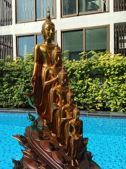 พระพุทธเจ้า 5 พระองค์ ครูบาอริยชาติ วัดแสงแก้วโพธิญาณ เชียงราย สูง 29 นิ้ว ลึก 18 นิ้ว กว้าง 16 นิ้ว ประกอบด้วยพระประจำวัน ปางเปิดโลก ปางรำพึง ปางถวายเนตร ปางอุ้มญาติ ปางอุ้มบาตร สวยงามน่าบูชา รูปที่ 6