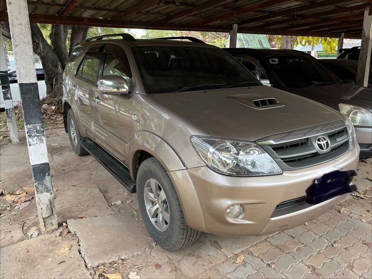 รถ Toyota Fortuner 3.0 G 4WD สี บรอนซ์ทอง