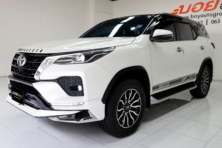 รถ Toyota Fortuner 2.8 GR Sport 4WD สี ขาว