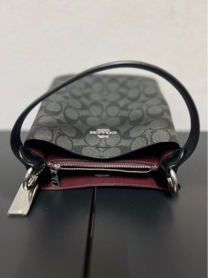  Coach Town Bucket Bag in Signature Canvas รูปที่ 4
