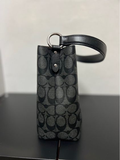  Coach Town Bucket Bag in Signature Canvas รูปที่ 5