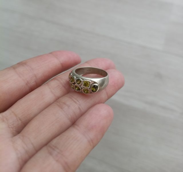 แหวนฝังพลอย