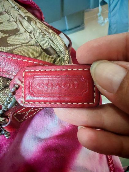 กระเป๋าCoach signature canvas Shoulder Bagเป็นกระเป๋าสะพายข้างเล็กกะทัดรัดค่ะ รายละเอียดตามรูปเลยค่ะอาจจะมีรอยเล็กน้อยตามการใช้งานค่ะ รูปที่ 14