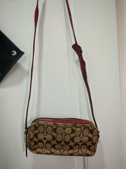 หญิง แดง ผ้า กระเป๋าCoach signature canvas Shoulder Bagเป็นกระเป๋าสะพายข้างเล็กกะทัดรัดค่ะ รายละเอียดตามรูปเลยค่ะอาจจะมีรอยเล็กน้อยตามการใช้งานค่ะ