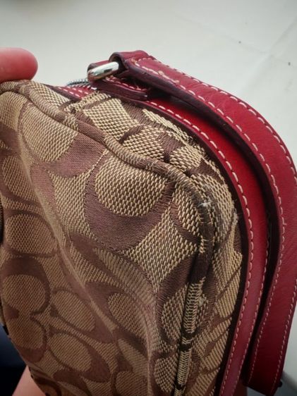 กระเป๋าCoach signature canvas Shoulder Bagเป็นกระเป๋าสะพายข้างเล็กกะทัดรัดค่ะ รายละเอียดตามรูปเลยค่ะอาจจะมีรอยเล็กน้อยตามการใช้งานค่ะ รูปที่ 7