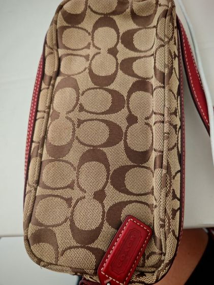 กระเป๋าCoach signature canvas Shoulder Bagเป็นกระเป๋าสะพายข้างเล็กกะทัดรัดค่ะ รายละเอียดตามรูปเลยค่ะอาจจะมีรอยเล็กน้อยตามการใช้งานค่ะ รูปที่ 10
