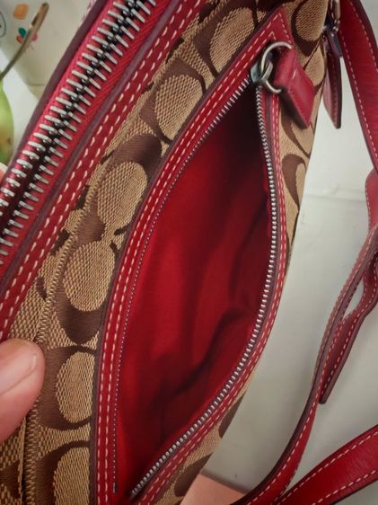 กระเป๋าCoach signature canvas Shoulder Bagเป็นกระเป๋าสะพายข้างเล็กกะทัดรัดค่ะ รายละเอียดตามรูปเลยค่ะอาจจะมีรอยเล็กน้อยตามการใช้งานค่ะ รูปที่ 3