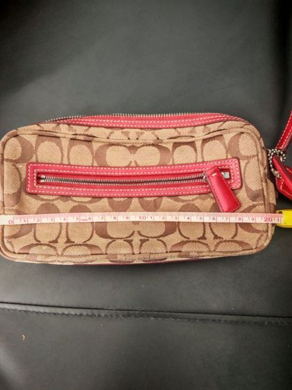 กระเป๋าCoach signature canvas Shoulder Bagเป็นกระเป๋าสะพายข้างเล็กกะทัดรัดค่ะ รายละเอียดตามรูปเลยค่ะอาจจะมีรอยเล็กน้อยตามการใช้งานค่ะ รูปที่ 11