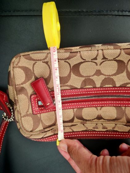 กระเป๋าCoach signature canvas Shoulder Bagเป็นกระเป๋าสะพายข้างเล็กกะทัดรัดค่ะ รายละเอียดตามรูปเลยค่ะอาจจะมีรอยเล็กน้อยตามการใช้งานค่ะ รูปที่ 12
