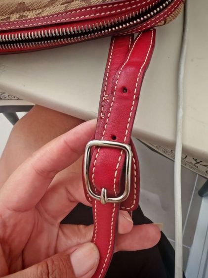 กระเป๋าCoach signature canvas Shoulder Bagเป็นกระเป๋าสะพายข้างเล็กกะทัดรัดค่ะ รายละเอียดตามรูปเลยค่ะอาจจะมีรอยเล็กน้อยตามการใช้งานค่ะ รูปที่ 5