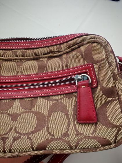 กระเป๋าCoach signature canvas Shoulder Bagเป็นกระเป๋าสะพายข้างเล็กกะทัดรัดค่ะ รายละเอียดตามรูปเลยค่ะอาจจะมีรอยเล็กน้อยตามการใช้งานค่ะ รูปที่ 2