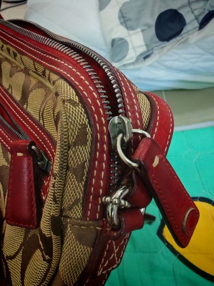 กระเป๋าCoach signature canvas Shoulder Bagเป็นกระเป๋าสะพายข้างเล็กกะทัดรัดค่ะ รายละเอียดตามรูปเลยค่ะอาจจะมีรอยเล็กน้อยตามการใช้งานค่ะ รูปที่ 13