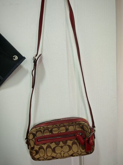 กระเป๋าCoach signature canvas Shoulder Bagเป็นกระเป๋าสะพายข้างเล็กกะทัดรัดค่ะ รายละเอียดตามรูปเลยค่ะอาจจะมีรอยเล็กน้อยตามการใช้งานค่ะ รูปที่ 4