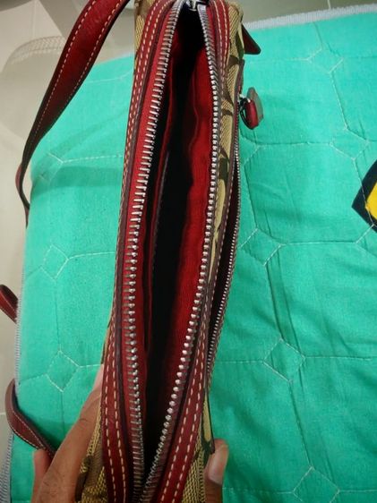 กระเป๋าCoach signature canvas Shoulder Bagเป็นกระเป๋าสะพายข้างเล็กกะทัดรัดค่ะ รายละเอียดตามรูปเลยค่ะอาจจะมีรอยเล็กน้อยตามการใช้งานค่ะ รูปที่ 17