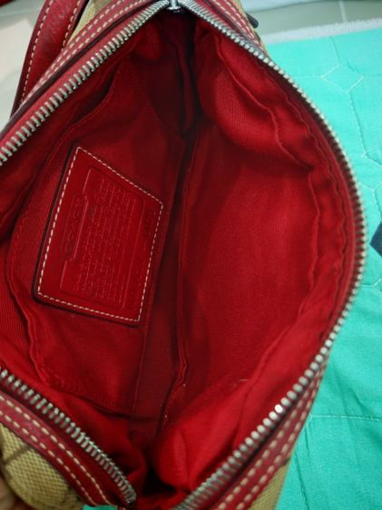 กระเป๋าCoach signature canvas Shoulder Bagเป็นกระเป๋าสะพายข้างเล็กกะทัดรัดค่ะ รายละเอียดตามรูปเลยค่ะอาจจะมีรอยเล็กน้อยตามการใช้งานค่ะ รูปที่ 15