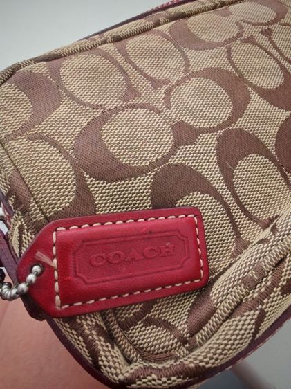 กระเป๋าCoach signature canvas Shoulder Bagเป็นกระเป๋าสะพายข้างเล็กกะทัดรัดค่ะ รายละเอียดตามรูปเลยค่ะอาจจะมีรอยเล็กน้อยตามการใช้งานค่ะ รูปที่ 8