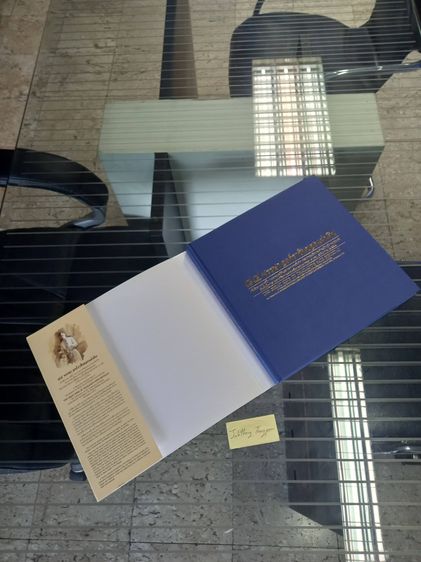 84 พรรษา องค์ราชันของแผ่นดิน หนังสือภาพวาดสีน้ำ พระราชประวัติและพระราชกรณียกิจพระบาทสมเด็จพระเจ้าอยู่หัวภูมิพลอดุลยเดช  รูปที่ 2