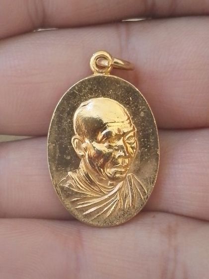  รุ่นกิ่งไผ่
ปีที่สร้าง: พ.ศ. 2518
วัสดุ: คาดว่าเป็นเนื้อทองแดงกะไหล่ทอง
สถานที่: สร้างที่สุสานไตรลักษณ์ จังหวัดลำปาง รูปที่ 3