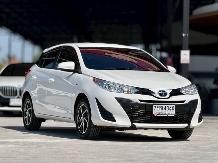 รถ Toyota Yaris 1.2 J สี ขาว