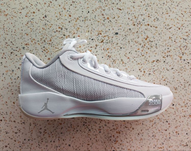 Nike รองเท้าผ้าใบ UK 8 | EU 42 | US 8.5 ขาว Jordan Luka .77 ของแท้มือหนึ่ง
