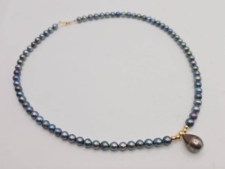 สร้อยมุกอโกยาสีพิเศษ สีฟ้าเทาเหลือบม่วงเขียว 🩶🩵💚ผิวมุกมันเงาแวววาวค่ะ แต่งจี้มุกเซาท์ซีทรงหยดน้ำ เรือนทองแท้ K18 💛  รูปที่ 4