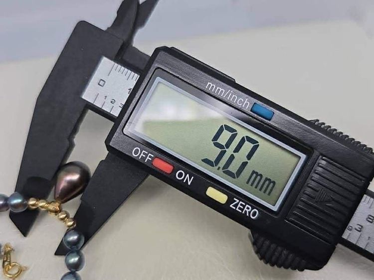 สร้อยมุกอโกยาสีพิเศษ สีฟ้าเทาเหลือบม่วงเขียว 🩶🩵💚ผิวมุกมันเงาแวววาวค่ะ แต่งจี้มุกเซาท์ซีทรงหยดน้ำ เรือนทองแท้ K18 💛  รูปที่ 8