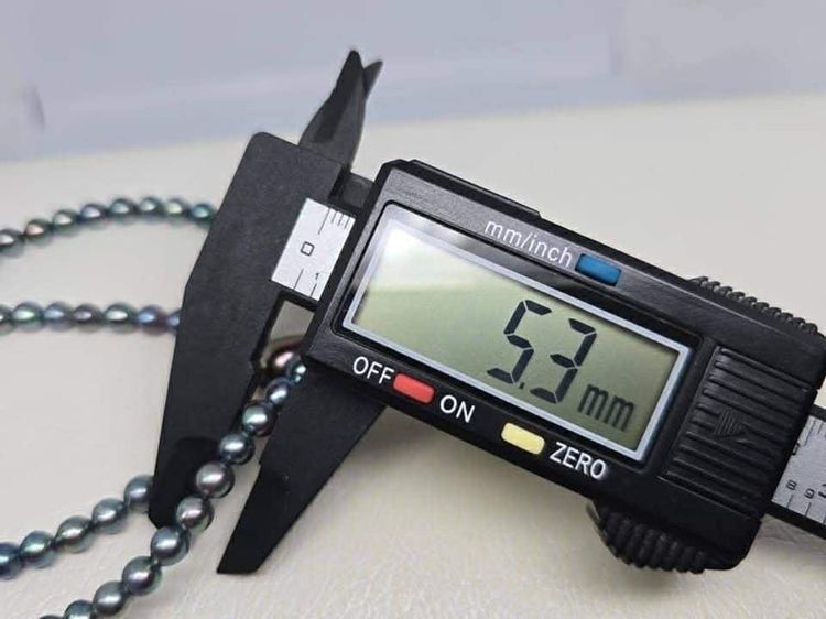 สร้อยมุกอโกยาสีพิเศษ สีฟ้าเทาเหลือบม่วงเขียว 🩶🩵💚ผิวมุกมันเงาแวววาวค่ะ แต่งจี้มุกเซาท์ซีทรงหยดน้ำ เรือนทองแท้ K18 💛  รูปที่ 12