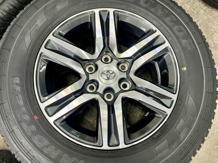 ล้อแม็ก TOYOTA FORTUNER LEADER ขอบ 17” ถอดป้ายแดง ยาง DUNLOP 265-65R17 ปี 25 สีเส้นตุ่มหน้ายางยังอยู่ครบ รูปที่ 6