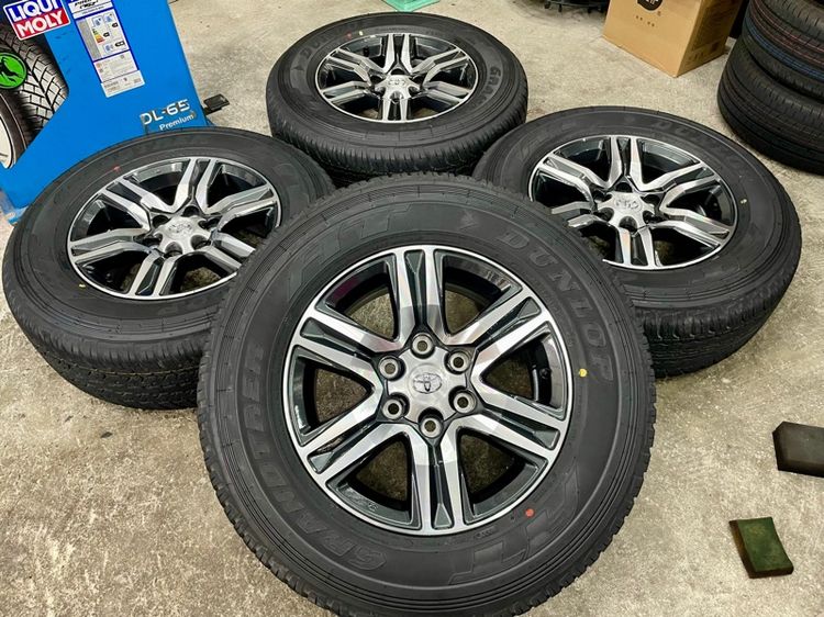 ล้อแม็ก TOYOTA FORTUNER LEADER ขอบ 17” ถอดป้ายแดง ยาง DUNLOP 265-65R17 ปี 25 สีเส้นตุ่มหน้ายางยังอยู่ครบ รูปที่ 3
