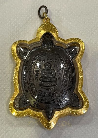 เหรียญพญาเต่าเรือน รุ่นสุขใจ เนื้อนวะ บล็อกบอล โค๊ทเดียวชัดเจน หลวงปู่หลิว วัดไร่แตงทอง ปี 2537 สวยงามพร้อมกรอบทองคำมือ 1