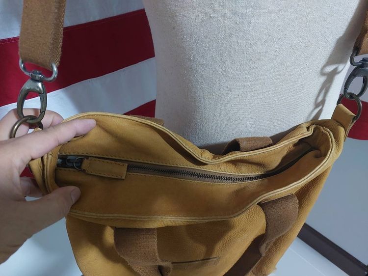 กระเป๋าหนังนูบัคสีน้ำตาลอ่อนสะพายข้าง Timberland Made in Italy งานหนังสวยหนานิ่ม สายสะพายฟรีไซต์ปรับยาวได้อีกผ้าผสมหนังหนาทน รูปที่ 6