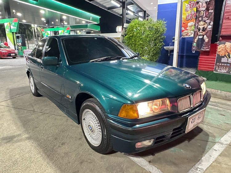 รถ BMW Series 3 318i สี เขียว