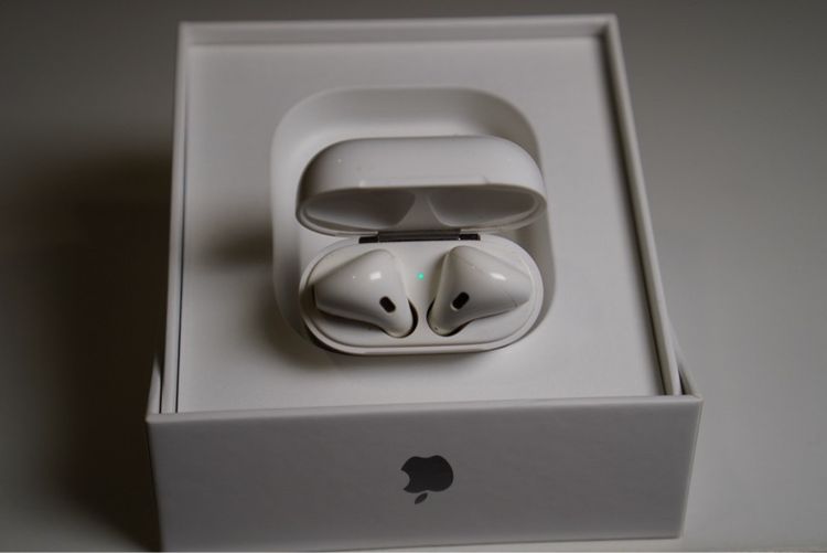 Airpods with charging case รูปที่ 2
