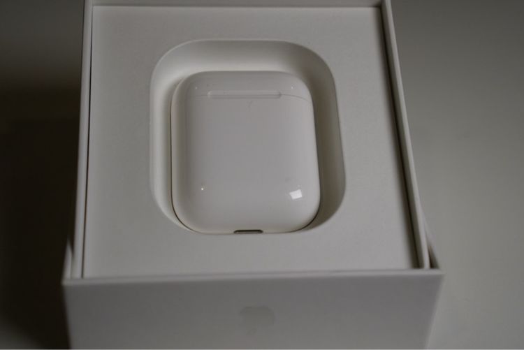 Airpods with charging case รูปที่ 3