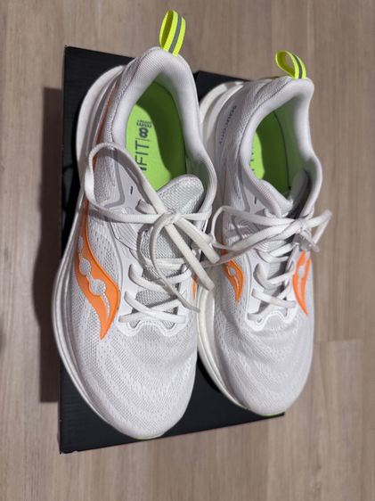 ผู้ชาย ขาว รองเท้าวิ่ง saucony tempus 2