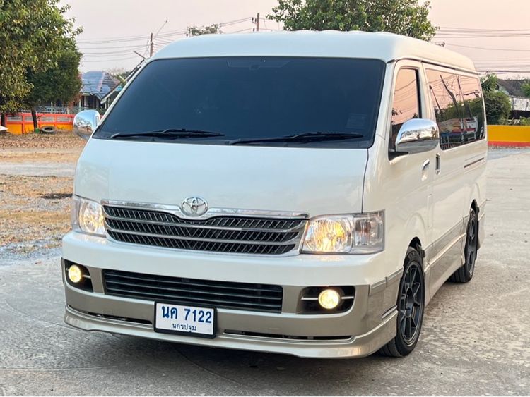 รถ Toyota Ventury 2.7 V สี ขาว