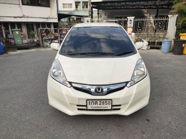 รถ Honda Jazz 1.3 Hybrid สี ขาว