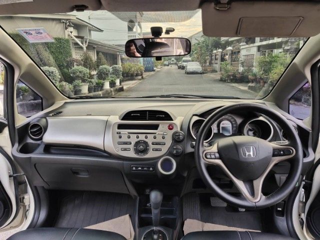 Honda Jazz 2012 1.3 Hybrid Utility-car ไฟฟ้า ไม่ติดแก๊ส เกียร์อัตโนมัติ ขาว รูปที่ 3