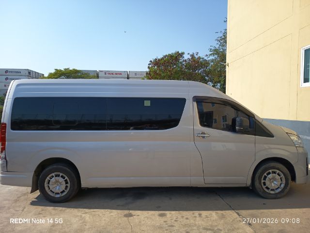 Toyota Commuter 2020 2.8 Van ดีเซล เกียร์ธรรมดา บรอนซ์เงิน รูปที่ 2