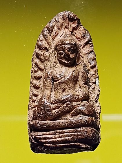 พระรอด กรุเก่า วัดมหาวัน จ.ลำพูน สภาพสวยมากๆ พระมรดกเก่า วางบูชาไว้บนหิ้งมาอย่างยาวนาน ได้เหมายกหิ้งจากบ้านคุณอาแบ่งปันมาครับ