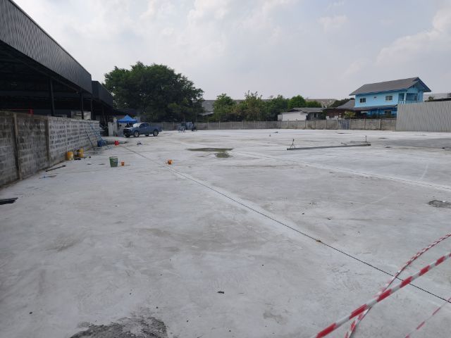 รับเทพื้นคอนกรีต สนามกีฬา ตลาด โกดัง ลานจอดรถ 